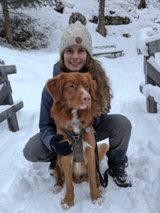 Aurélie et son chien Floki dans la neige